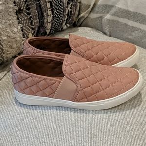 Excellent condition Steve Madden slip on 7.5